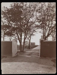 Vista da casa principal dos portões do estábulo, na propriedade de FG Bourne em Oakdale, Long Island, Nova York, 1900 (impressão em gelatina de prata)